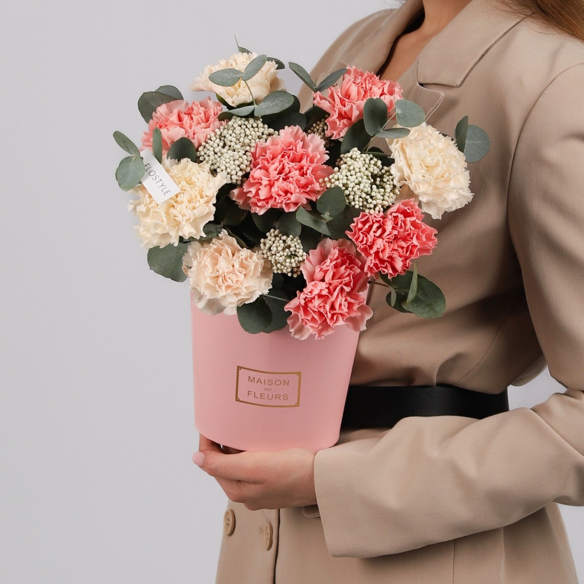 cvety v korobke diantusy s evkaliptom 3